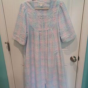 MISS ELAINE PETITE MEDIUM COTTON SEERSUCKER ZIP-FRONT FLOOR-LENGTH ROBE!